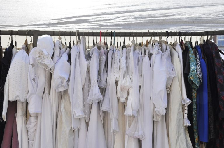ハンガーにかけられたたくさんの白系のドレス